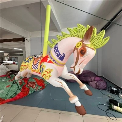Mascote de cavalo inflável estilo carrossel colorido
