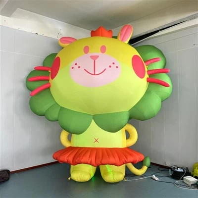 Adorável mascote inflável do rei leão dos desenhos animados